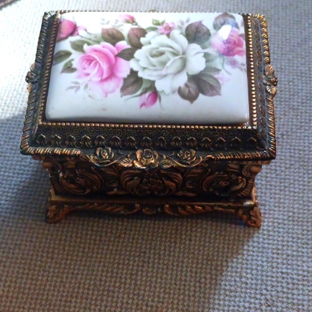🤠Vintage1980sTrinket Music Box Ornate Metal Porcelain Floral Top Velvet Lining